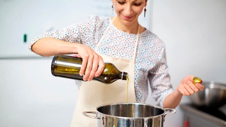 n2m0ilfg_cooking-oil_625x300_18_January_24.jpg