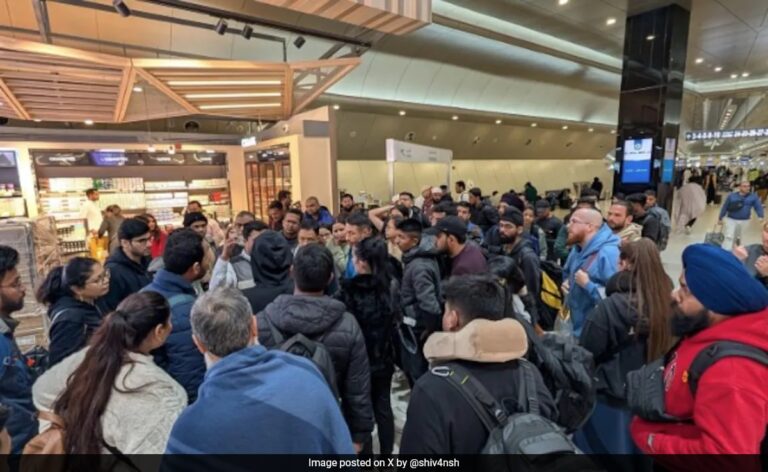 4011i43g_indian-passengers-stuck-at-kuwait-airport-_625x300_01_December_24.jpeg