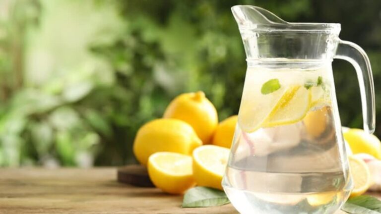 q6h3bs88_lemon-water_650x400_15_July_23.jpg
